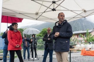 Le conseiller d'Etat Mathias Reynard, la présidente de Martigny Anne-Laure Couchepin-Vouilloz et le directeur de la fondation Foyers Valais de coeur lors de la pose de la première pierre du nouveau foyer à Martigny